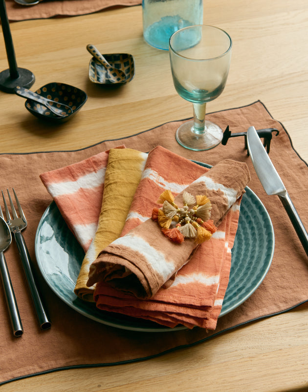 set de table rectangulaire en lin lavé Selena Sepia avec liseré noir