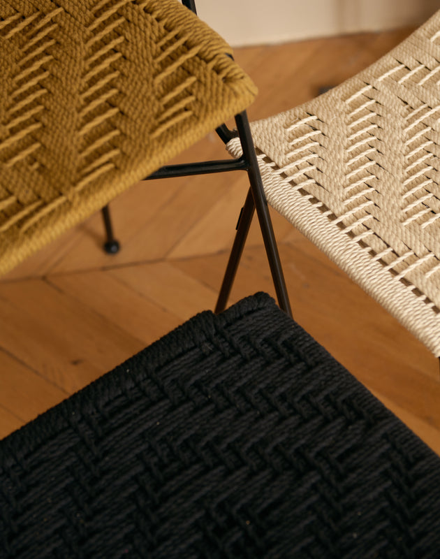 Les nuances de couleur du coton tressé du tabouret Murgi : havane, charcoal et ivoire.