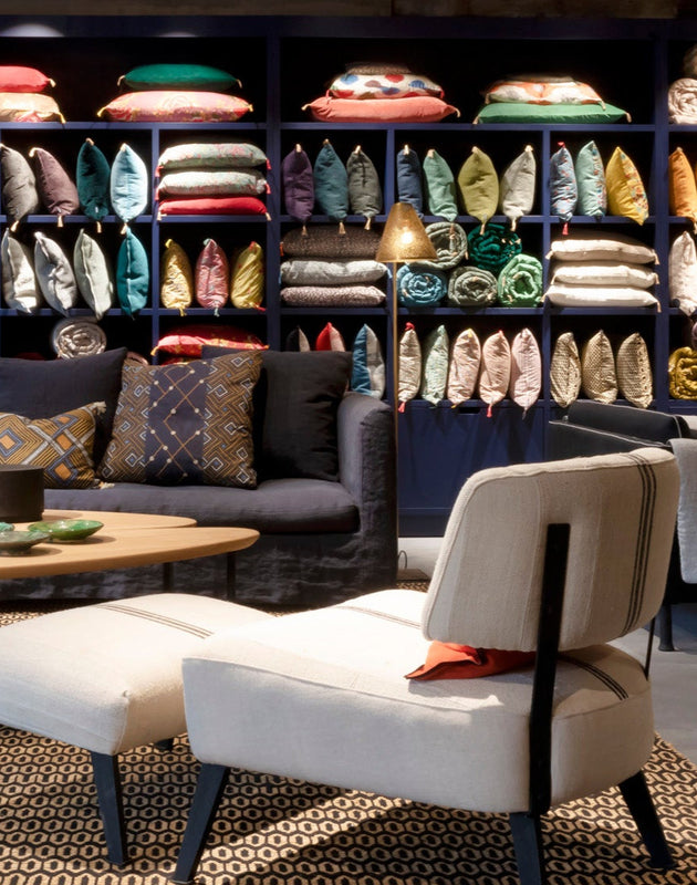 Chauffeuse Kaar avec pieds en fer noir