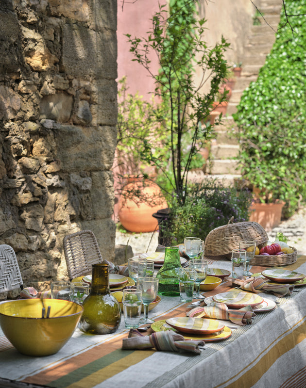Table d'été dressée avec le linge de table Soleo