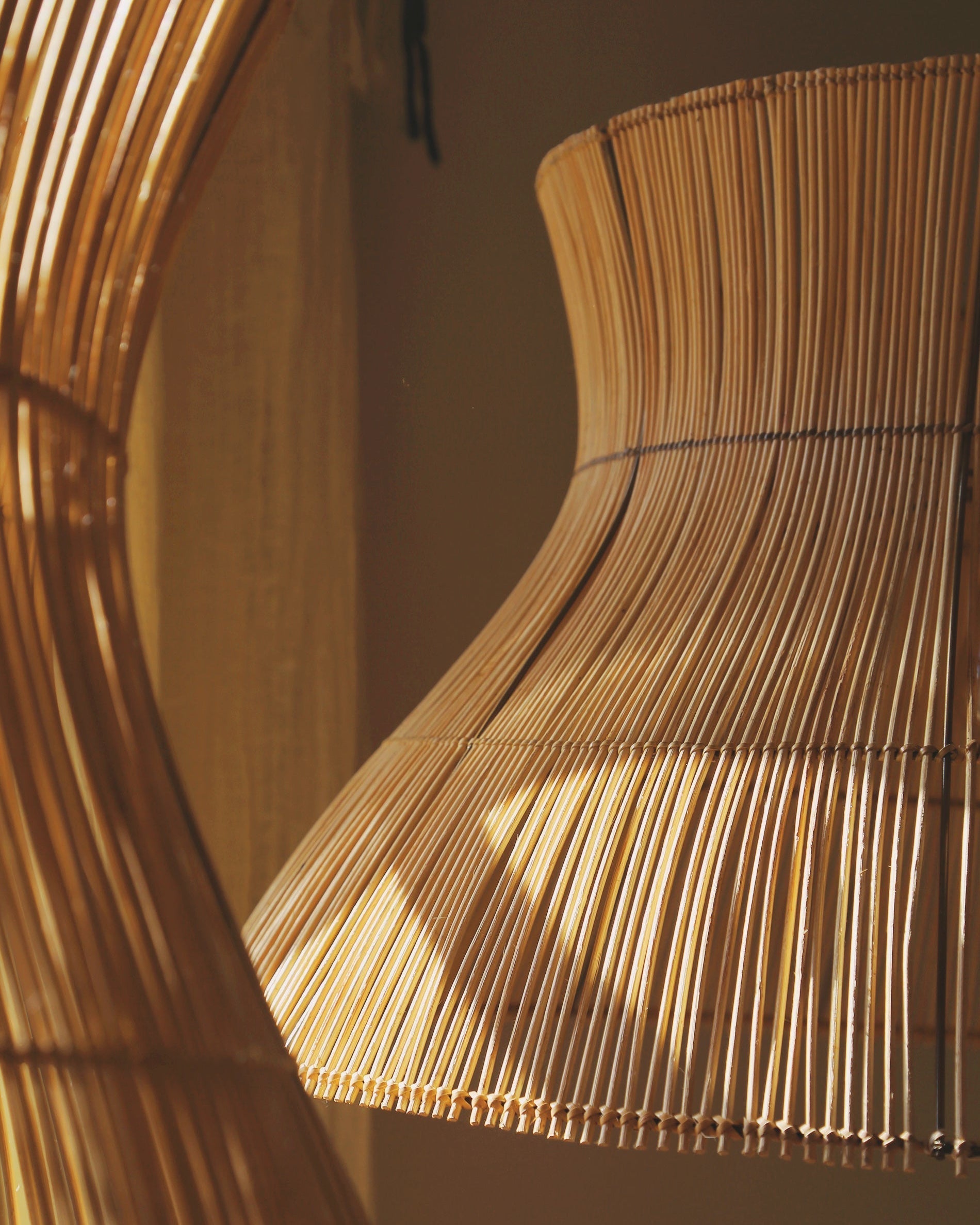 Suspension Halo en rotin aux finitions naturelles et organiques