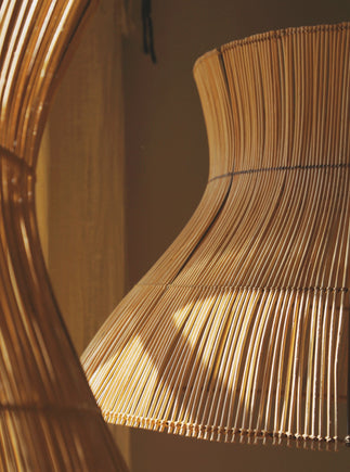 Suspension Halo en rotin aux finitions naturelles et organiques