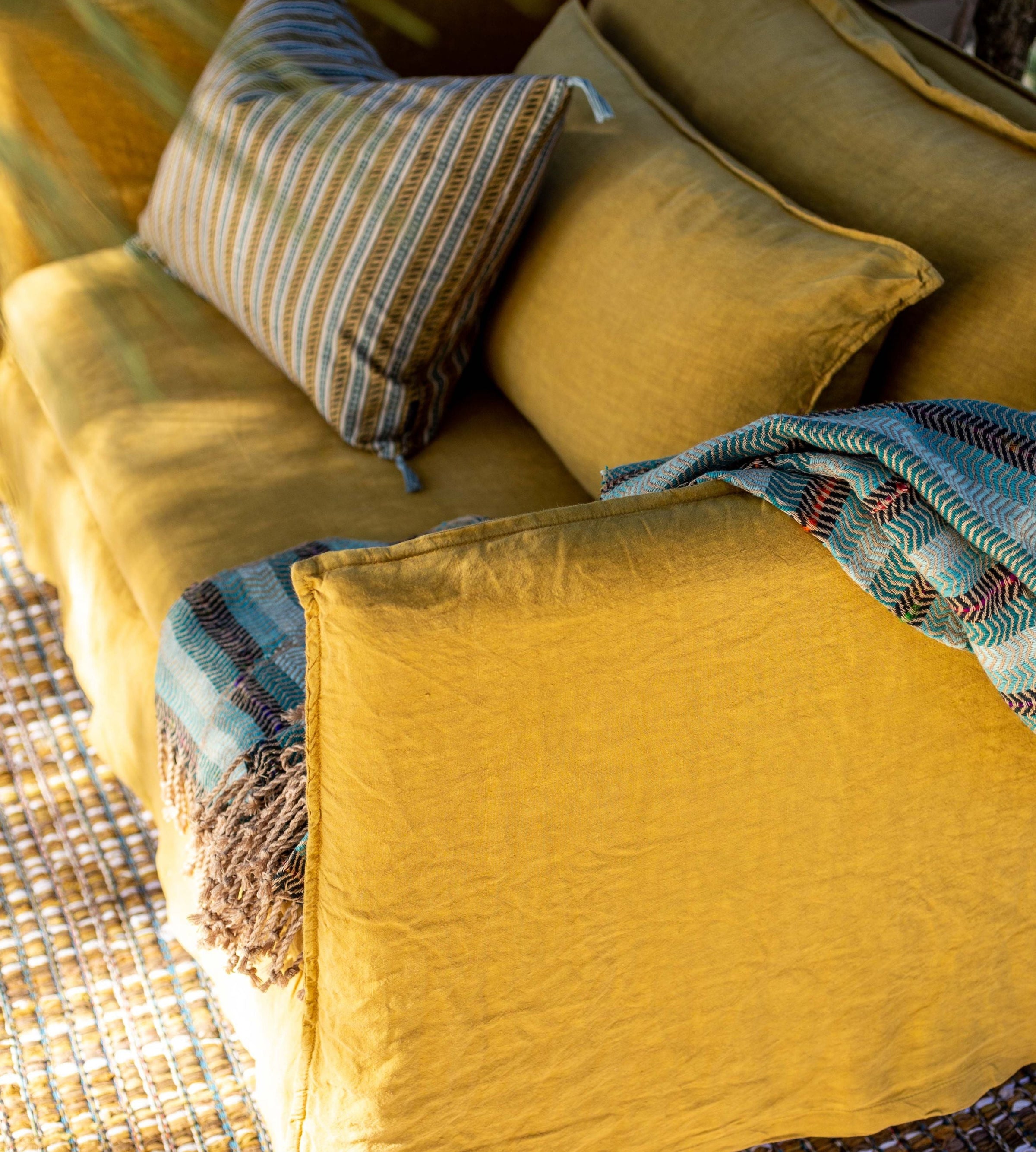 Loveseat Holi