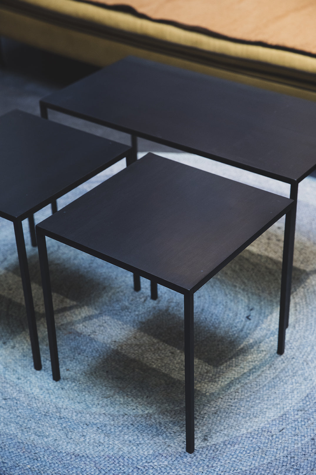 Tables basses rectangulaires en acier brut noir
