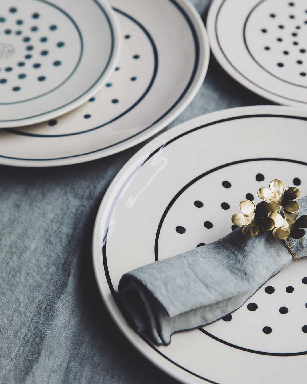 Assiettes blanches à pois noir en faïence émaillée