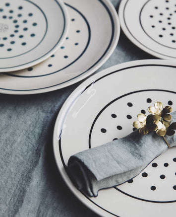 Assiettes blanches à pois noir en faïence émaillée