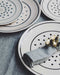 Assiettes blanches à pois noir en faïence émaillée