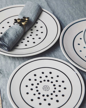 Lot d'assiettes blanches à pois en faïence émaillée