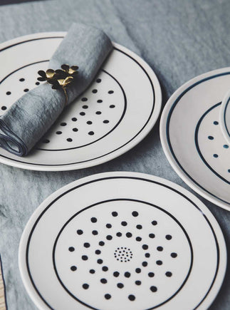 Lot d'assiettes blanches à pois en faïence émaillée