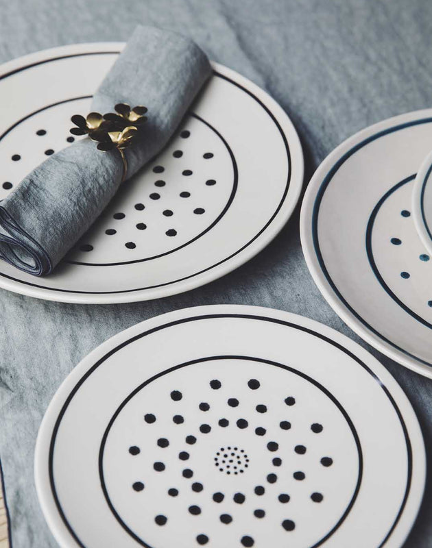 Lot d'assiettes blanches à pois en faïence émaillée