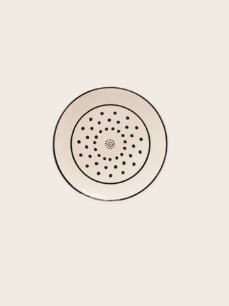 Grande assiette blanche avec des poids noirs