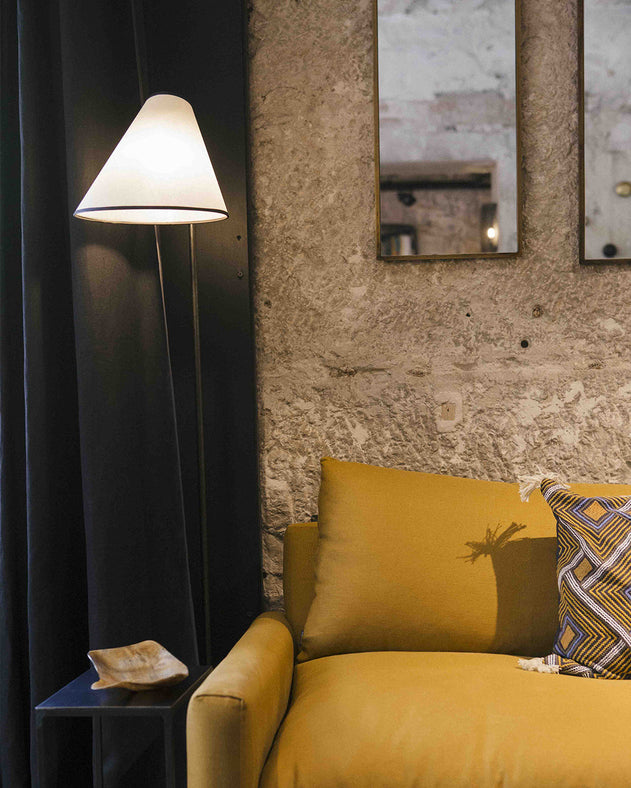 Elegant Pied de lampadaire Ella en acier brut noir