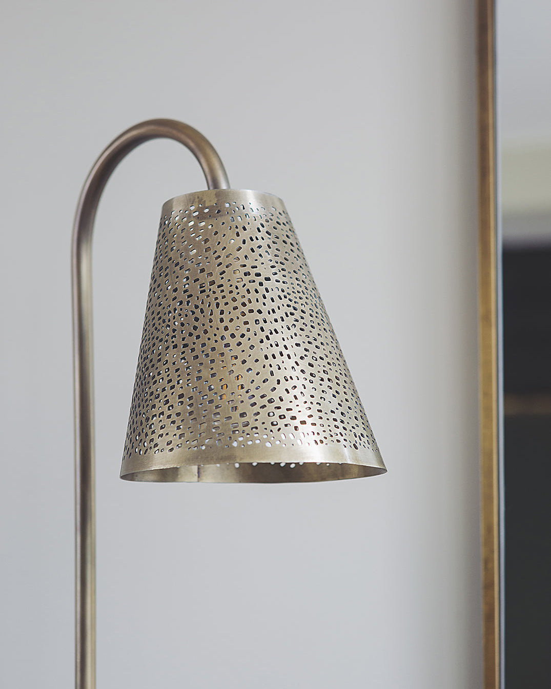 Lampe à poser Ella bronze en acier avec son abat-jour perforé fabriquée à la main