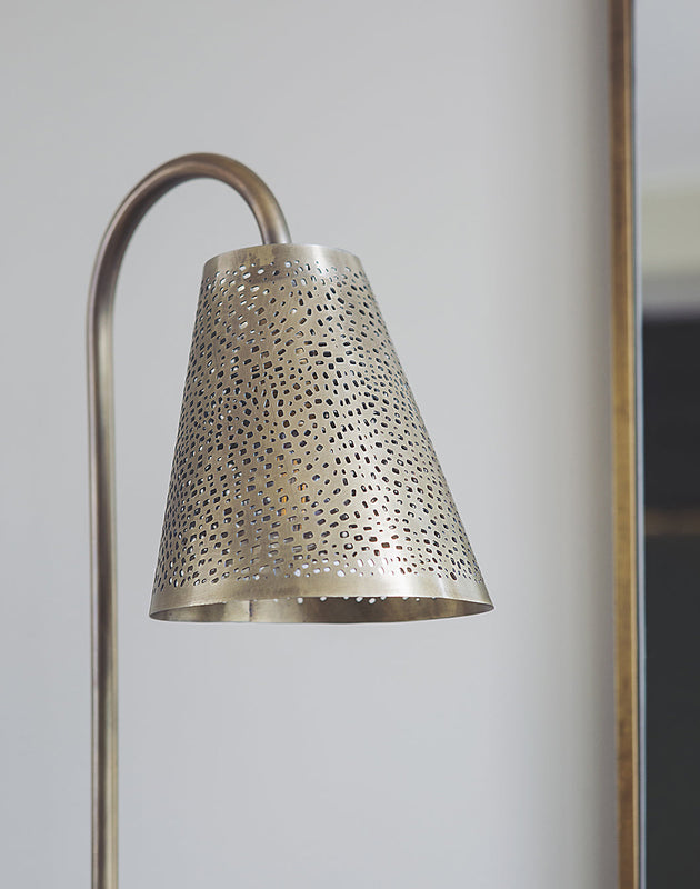 Lampe à poser Ella bronze en acier avec son abat-jour perforé fabriquée à la main