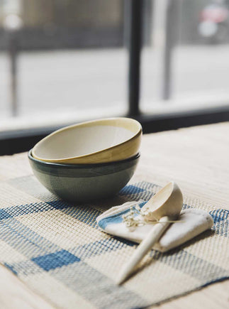 Deux bols en faïence émaillée bleus et jaunes