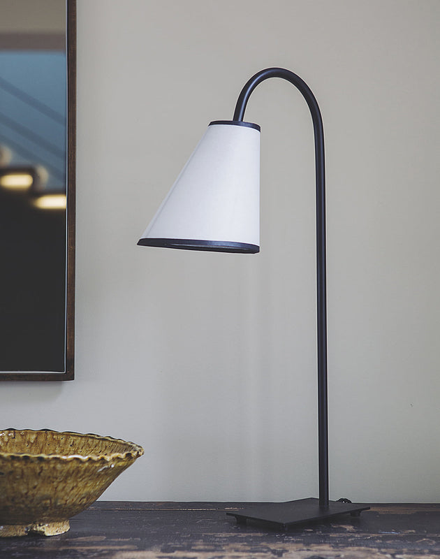 Pied de lampe à poser Ella en acier brut noir et son abat-jour en papier blanc Ella