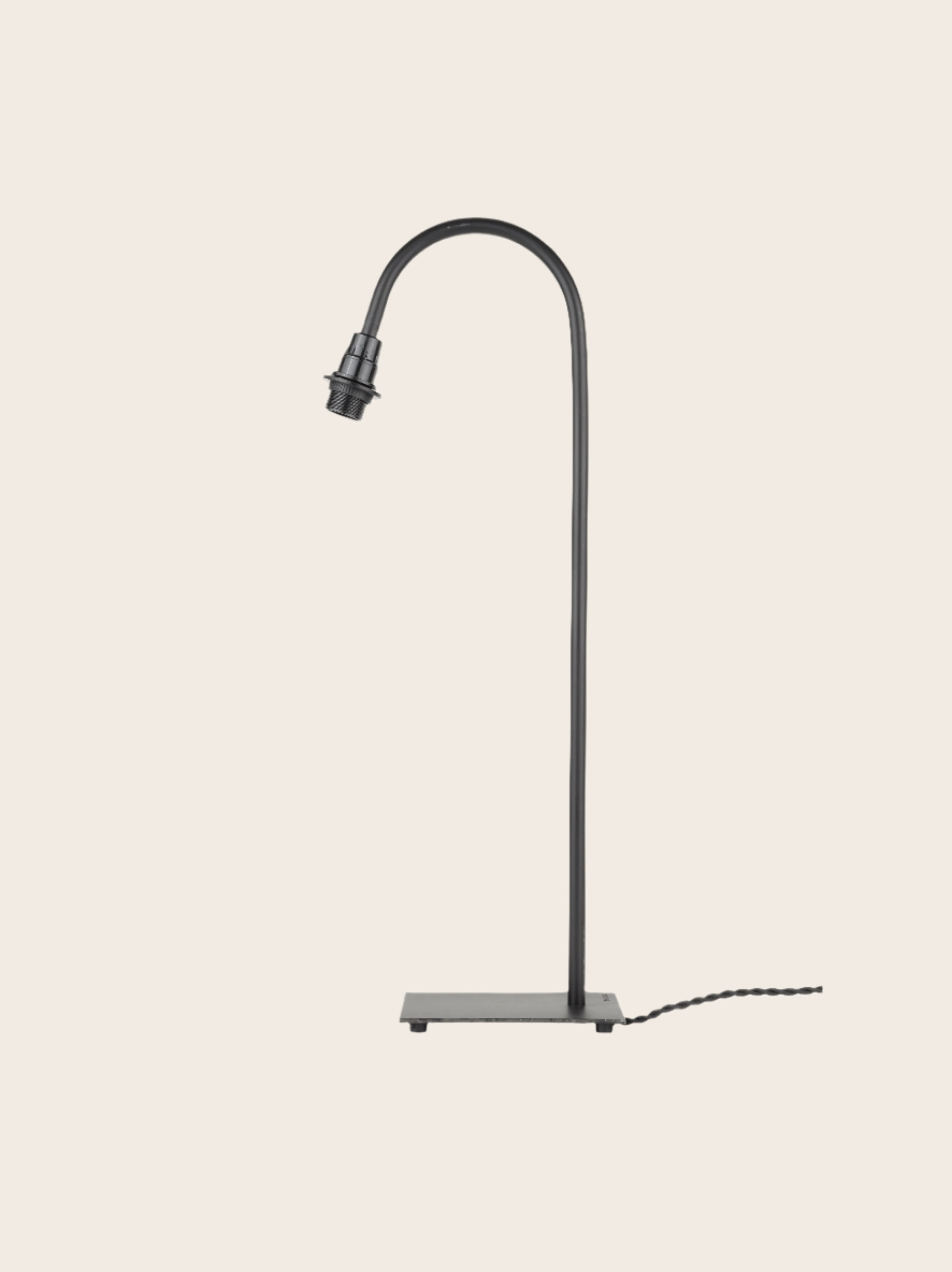 Pied de lampe à poser en acier brut noir avec coubure à son sommet 