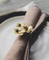 Rond de serviette Floria avec 3 fleurs en métal doré