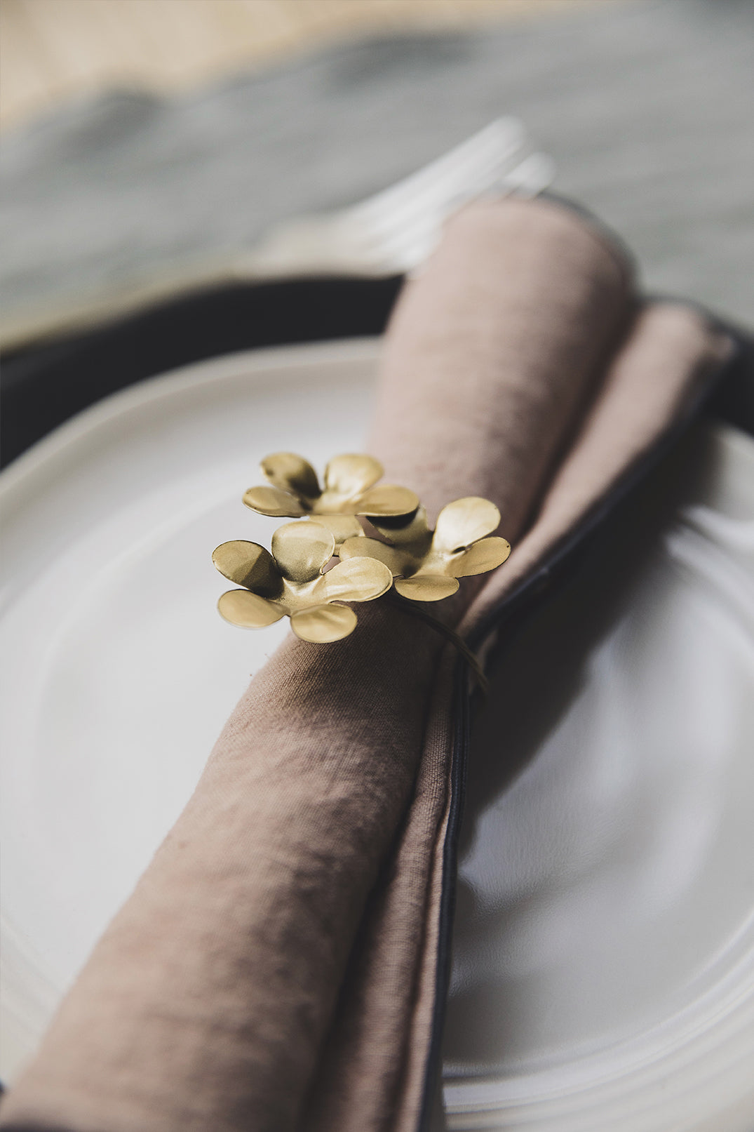 Rond de serviette Floria avec 3 fleurs en métal doré