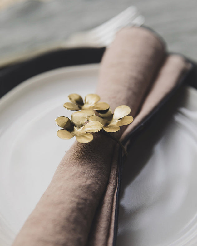 Rond de serviette Floria avec 3 fleurs en métal doré