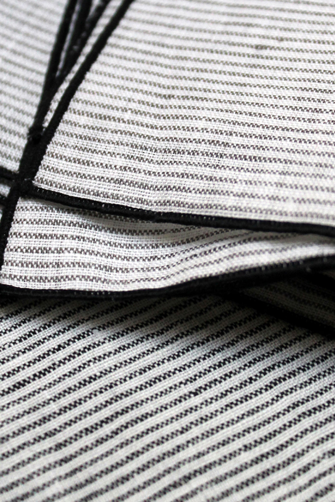 Détail des motifs de la nappe en lin Fil à Fil