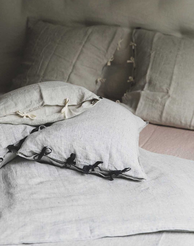 Literie avec des nouettes pour fermer