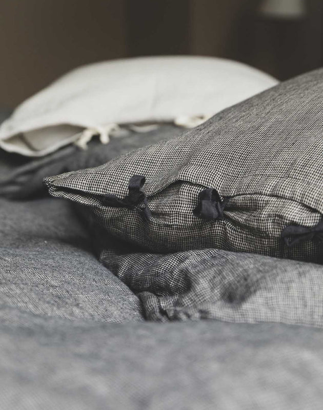 Détail des nouettes de la taie d'oreiller Fil à Fil en lin lavé