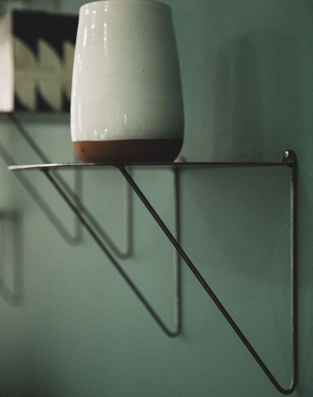 Plateau en acier brut noir à accrocher au mur