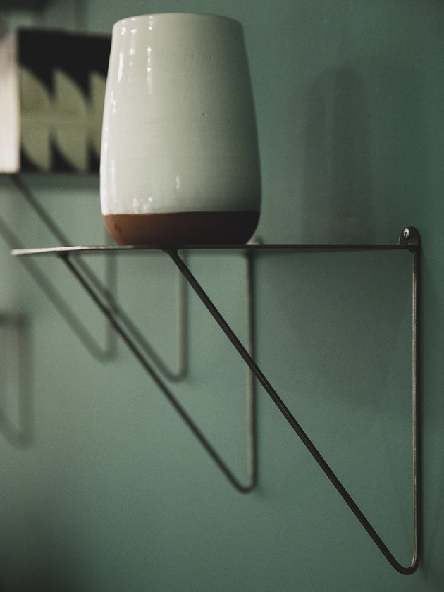 Plateau en acier brut noir à accrocher au mur