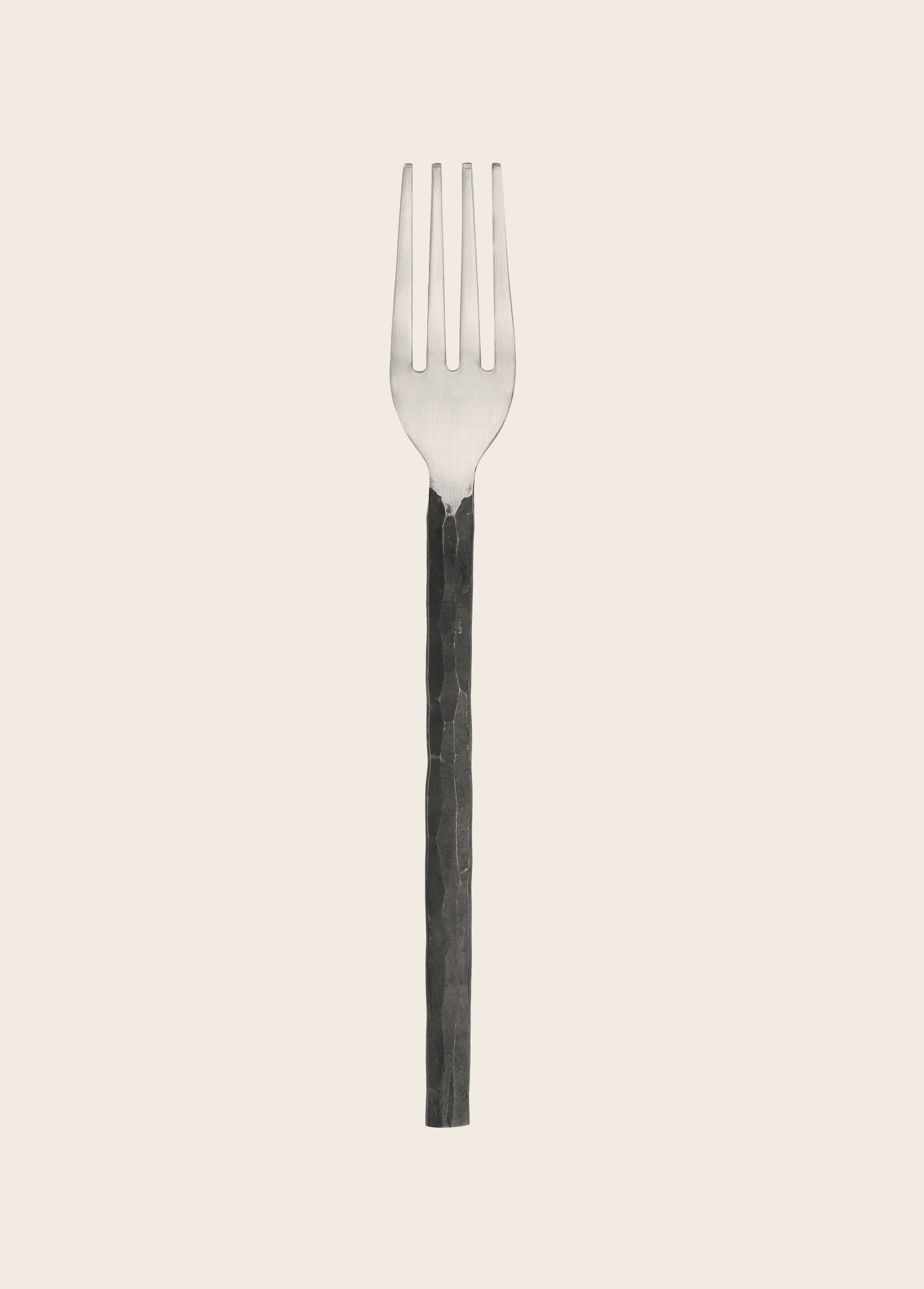 Couverts avec le manche noir forgé à la main