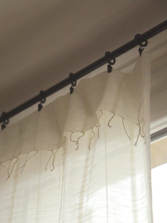 Le rideau blanc cassé Jari en khadi de coton et ses délicates franges - Caravane