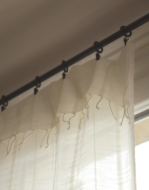 Le rideau blanc cassé Jari en khadi de coton et ses délicates franges - Caravane