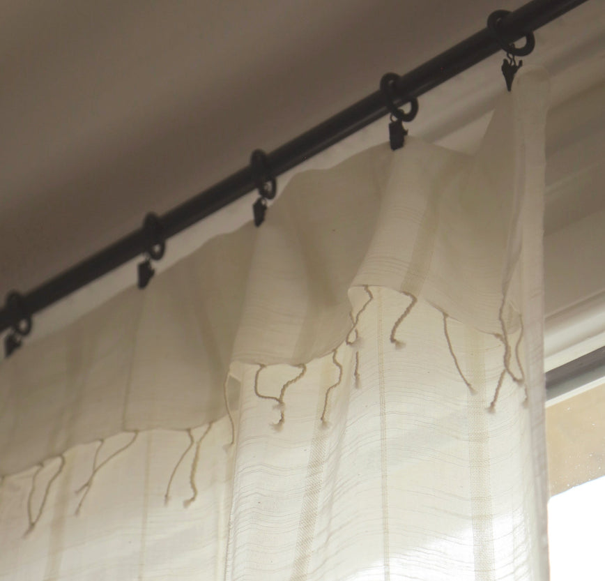 Le rideau blanc cassé Jari en khadi de coton et ses délicates franges - Caravane