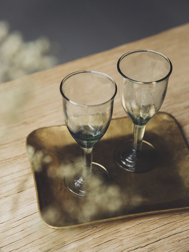 Verres à pied en verre Hera sur un plateau doré