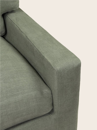 Zoom sur accoudoir du fauteuil Higor de chez Caravane