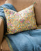 Housse de coussin Papilio jaune Curcuma sur un canapé 