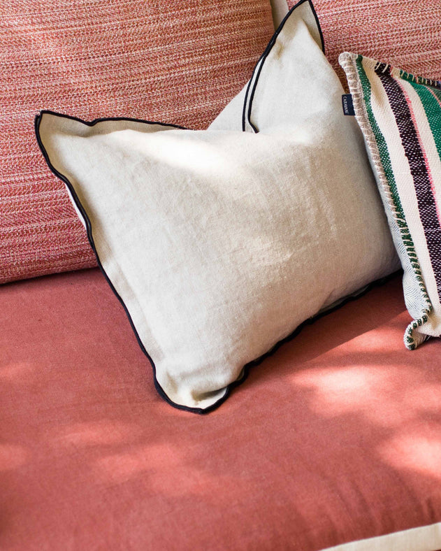 Housse de coussin Maya unie Bise ton blancs et creme avec bourdon noir au pourtour