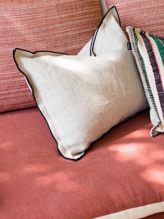 Housse de coussin Maya unie Bise ton blancs et creme avec bourdon noir au pourtour