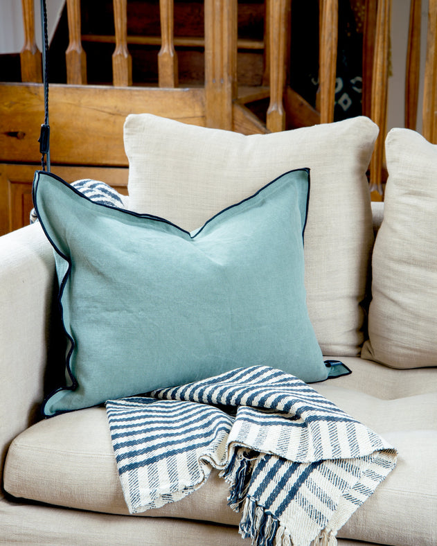 Housse de coussin Maya avec bourdon noir