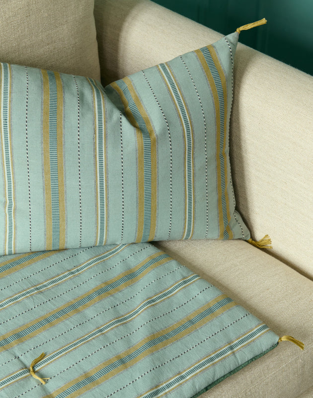 Housse de coussin en coton Noely à rayures en teinte bleue Celeste