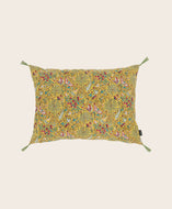 Housse de coussin Papilio curcuma et ses quatre pompons au coins