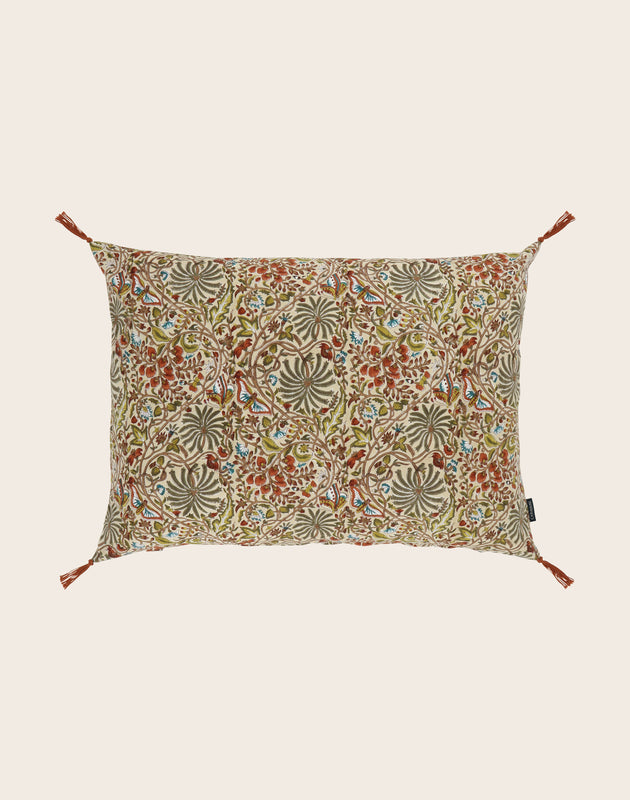 Housse de coussin en coton Papilio ecru imprimée avec quatre pompons aux coins