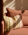 Housse de coussin en coton, lin et viscose Siroko à rayures douces.