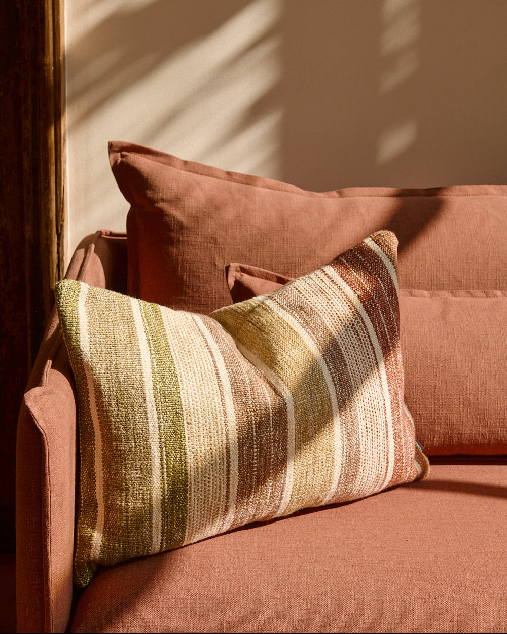 Housse de coussin en coton, lin et viscose Siroko à rayures douces.