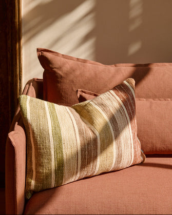 Housse de coussin en coton, lin et viscose Siroko à rayures douces.