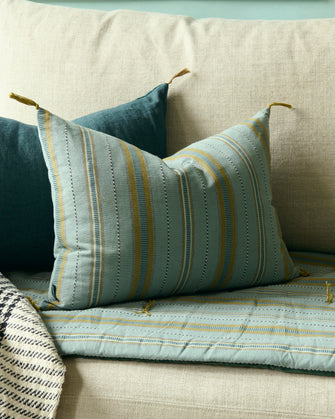 Housse de coussin Noely à rayures avec les pompons signature Caravane aux coins
