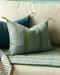 Housse de coussin Noely à rayures avec les pompons signature Caravane aux coins