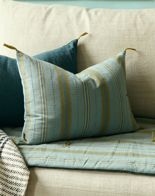 Housse de coussin Noely à rayures avec les pompons signature Caravane aux coins