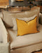Housse de coussin Maya couleur Curcuma avec bourdon noir sur le contour