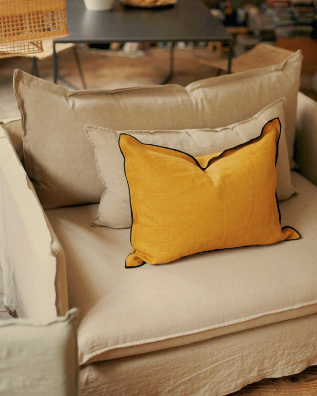 Housse de coussin Maya couleur Curcuma avec bourdon noir sur le contour